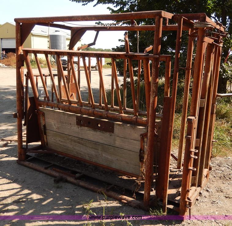 WW portable cattle squeeze chute in Westmoreland, KS Item H6864 sold