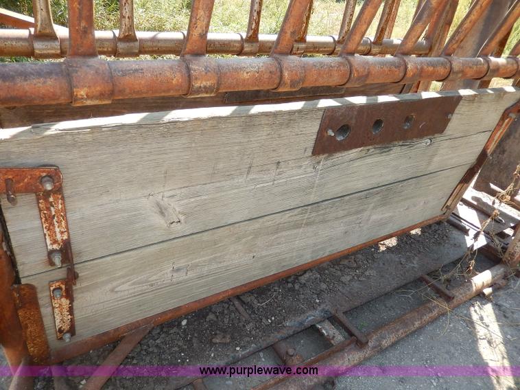 image for item H6864 WW portable cattle squeeze chute