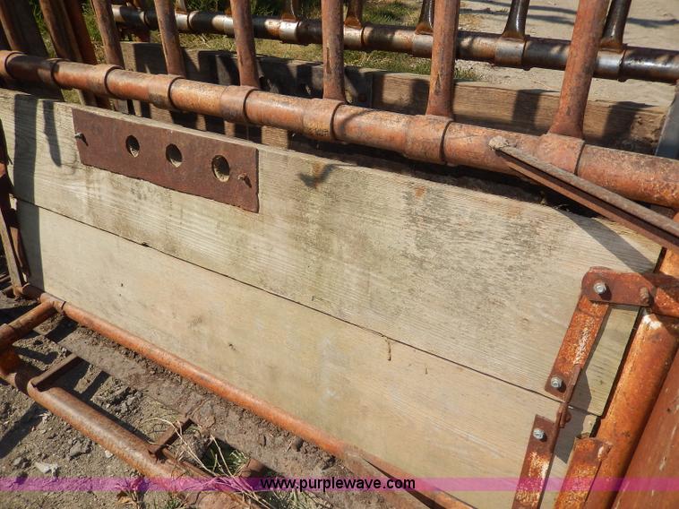 image for item H6864 WW portable cattle squeeze chute
