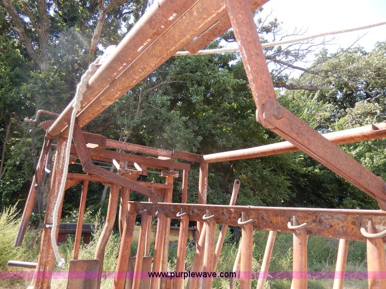 image for item H6864 WW portable cattle squeeze chute