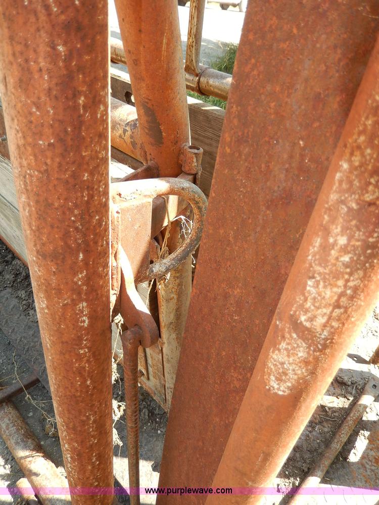 image for item H6864 WW portable cattle squeeze chute