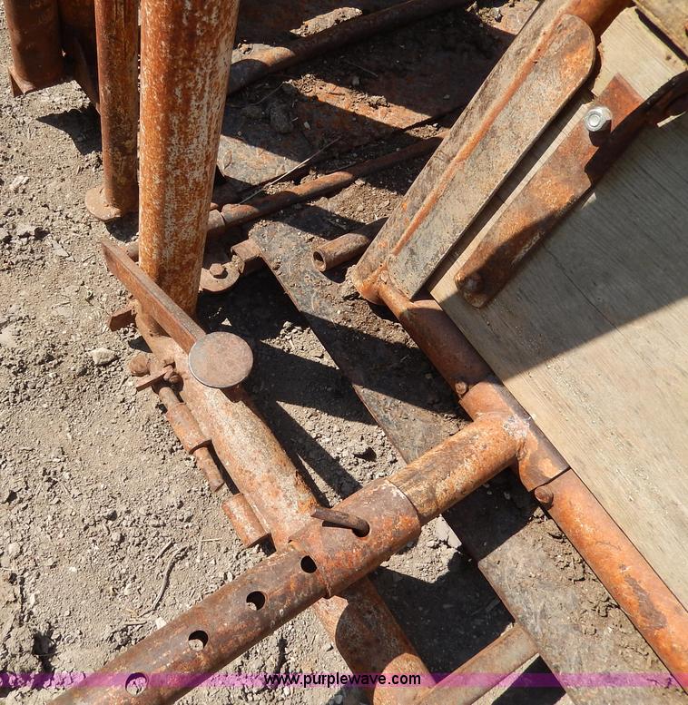 image for item H6864 WW portable cattle squeeze chute