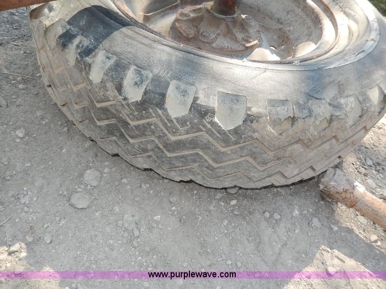 image for item H6864 WW portable cattle squeeze chute