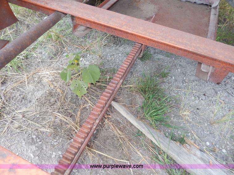 image for item H6998 Grain cart