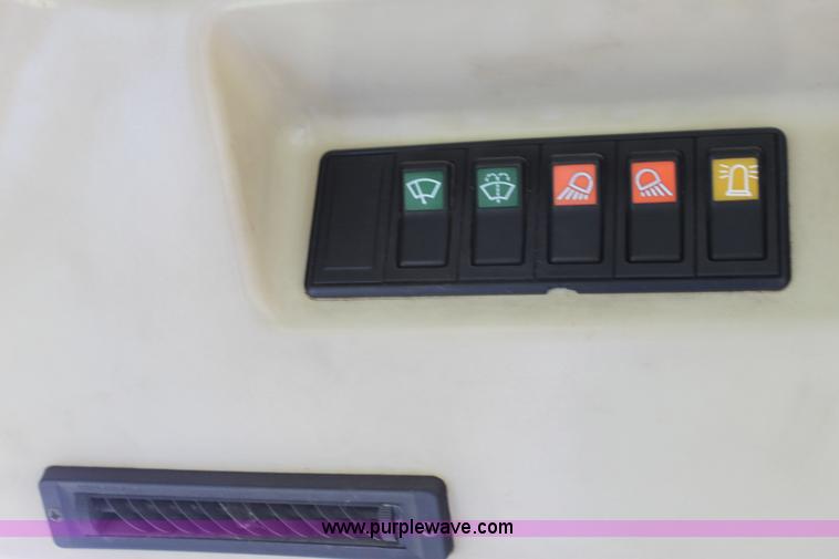 image for item H7346 1990 Ford 4630 tractor