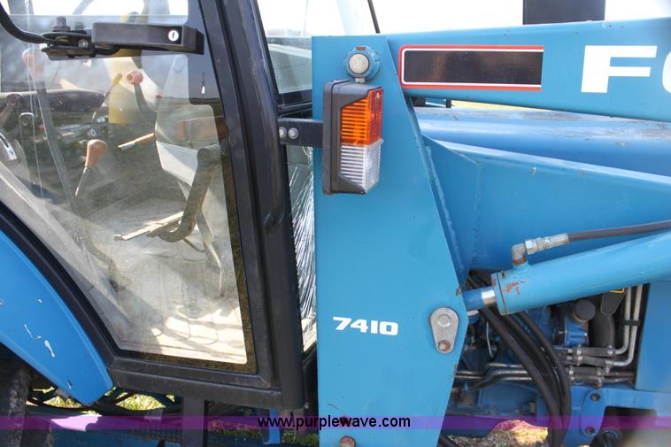 image for item H7346 1990 Ford 4630 tractor