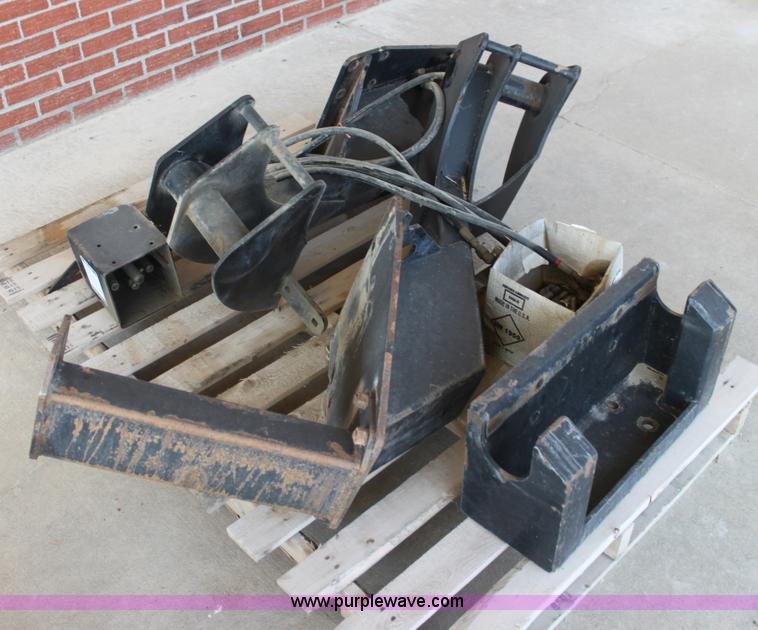 image for item H7348 Westendorf 360 traction action loader