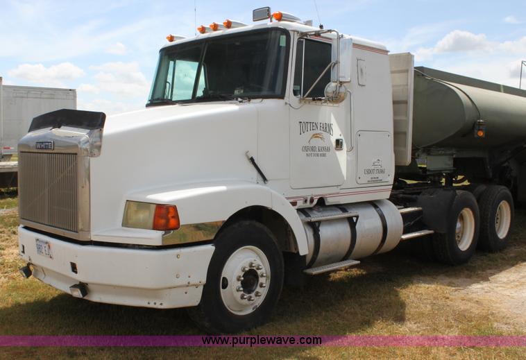 image for item H7367 1988 Volvo White WIA semi truck
