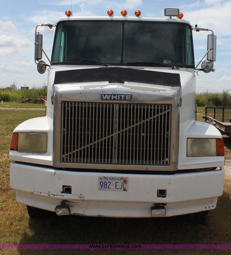 image for item H7367 1988 Volvo White WIA semi truck