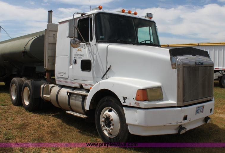 image for item H7367 1988 Volvo White WIA semi truck