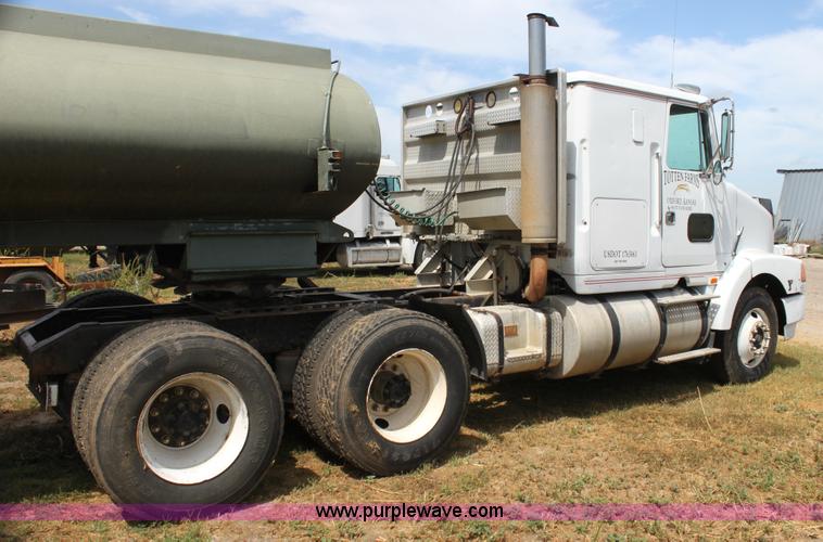 image for item H7367 1988 Volvo White WIA semi truck