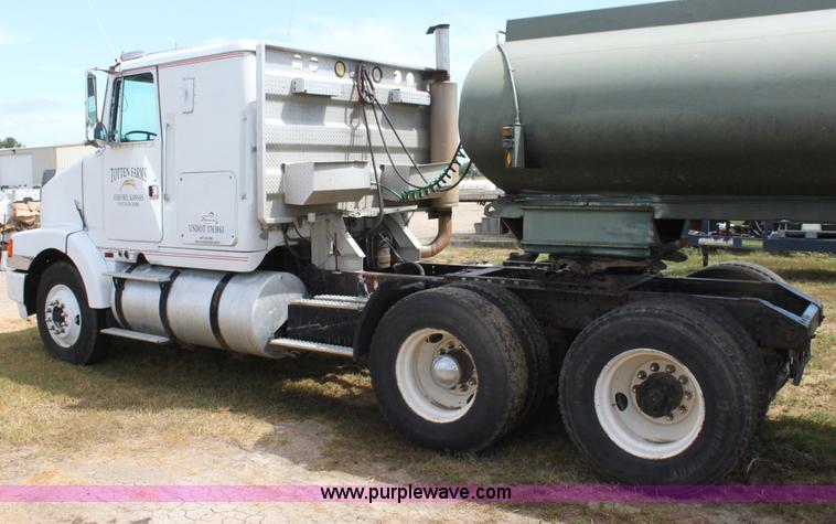 image for item H7367 1988 Volvo White WIA semi truck