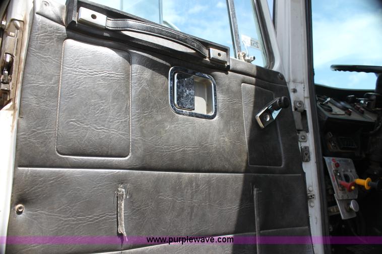 image for item H7367 1988 Volvo White WIA semi truck