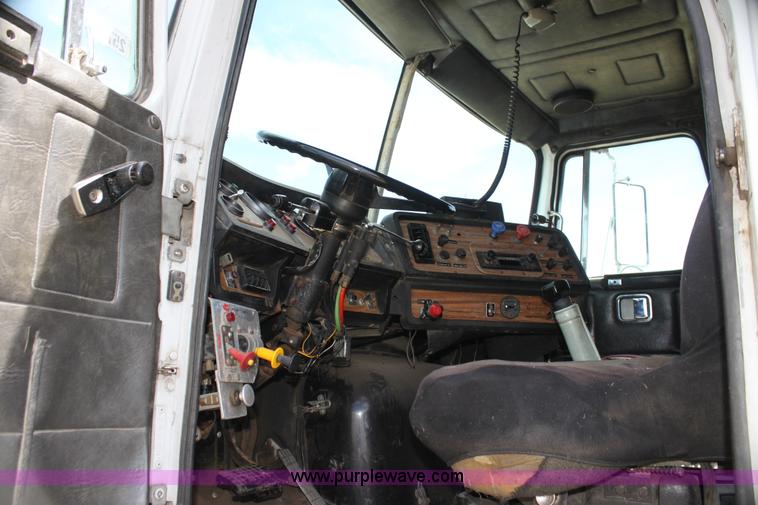 image for item H7367 1988 Volvo White WIA semi truck