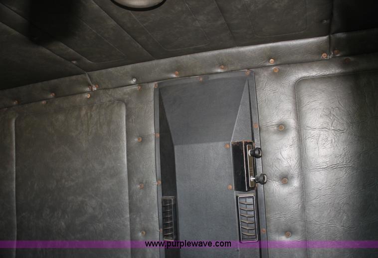 image for item H7367 1988 Volvo White WIA semi truck