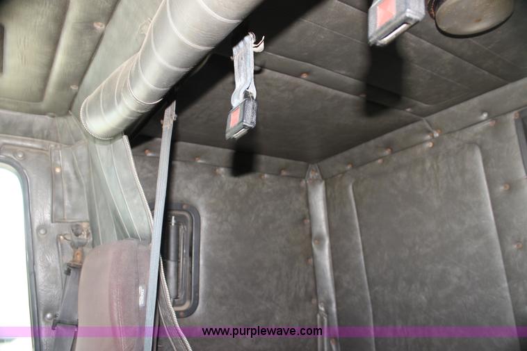 image for item H7367 1988 Volvo White WIA semi truck