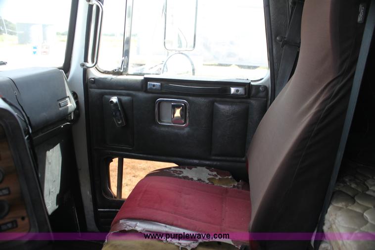 image for item H7367 1988 Volvo White WIA semi truck