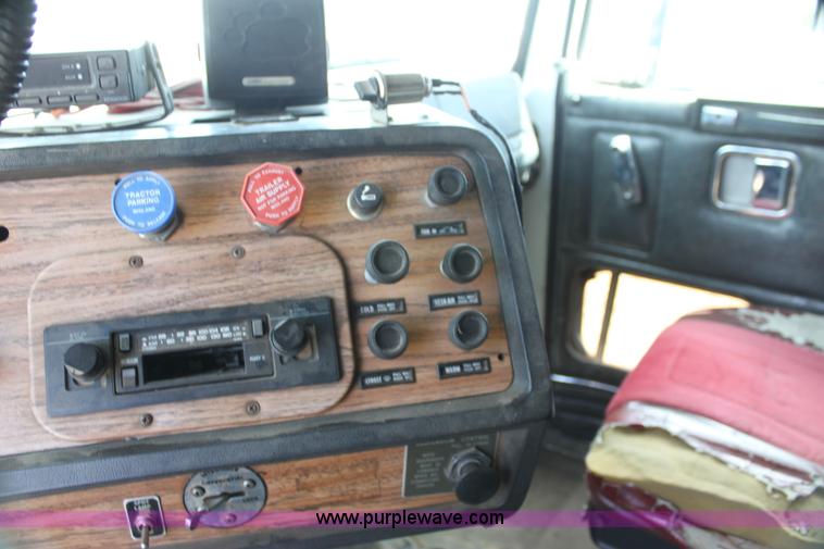 image for item H7367 1988 Volvo White WIA semi truck