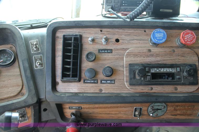 image for item H7367 1988 Volvo White WIA semi truck