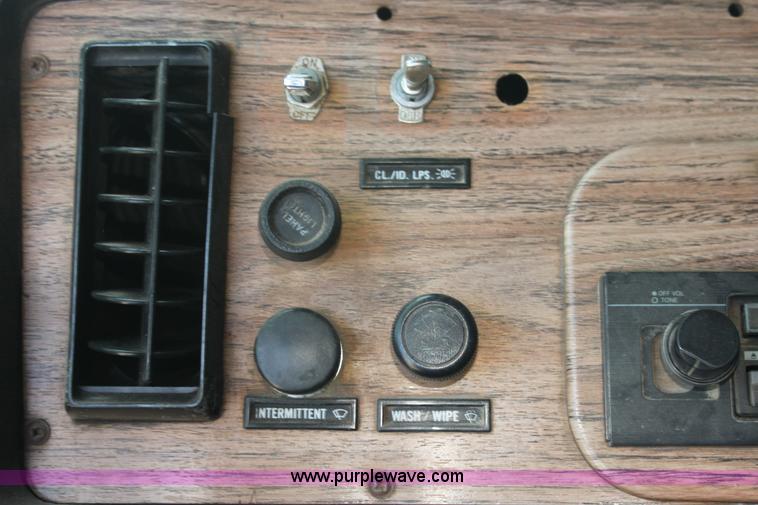 image for item H7367 1988 Volvo White WIA semi truck