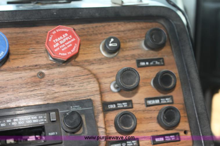 image for item H7367 1988 Volvo White WIA semi truck