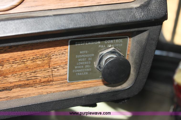 image for item H7367 1988 Volvo White WIA semi truck