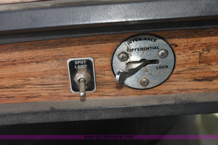 image for item H7367 1988 Volvo White WIA semi truck