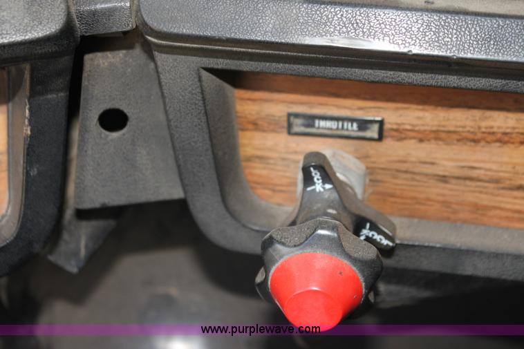 image for item H7367 1988 Volvo White WIA semi truck