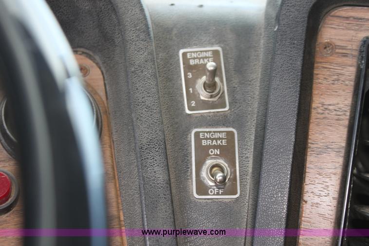 image for item H7367 1988 Volvo White WIA semi truck