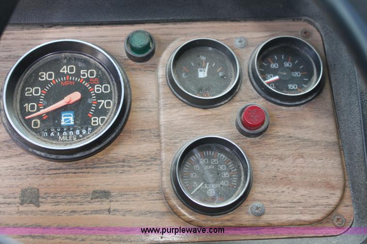 image for item H7367 1988 Volvo White WIA semi truck