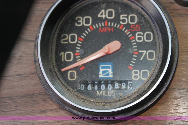 image for item H7367 1988 Volvo White WIA semi truck