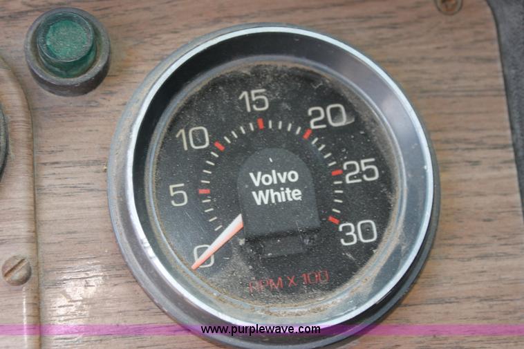 image for item H7367 1988 Volvo White WIA semi truck