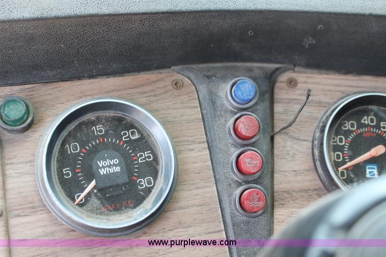 image for item H7367 1988 Volvo White WIA semi truck