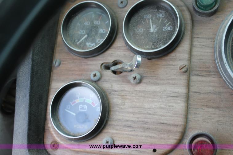 image for item H7367 1988 Volvo White WIA semi truck