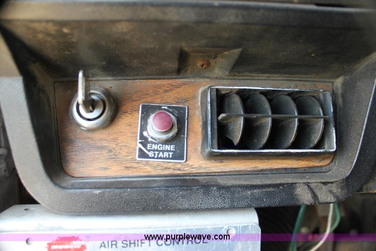 image for item H7367 1988 Volvo White WIA semi truck