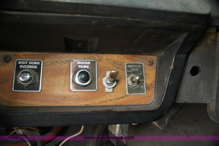 image for item H7367 1988 Volvo White WIA semi truck