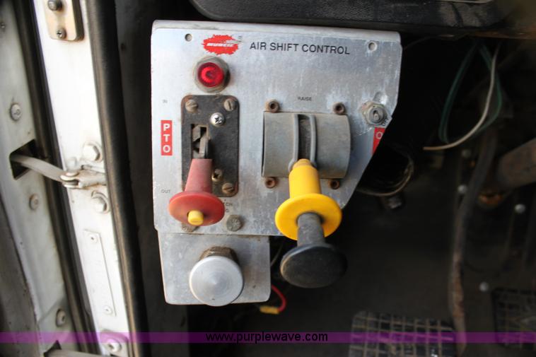 image for item H7367 1988 Volvo White WIA semi truck