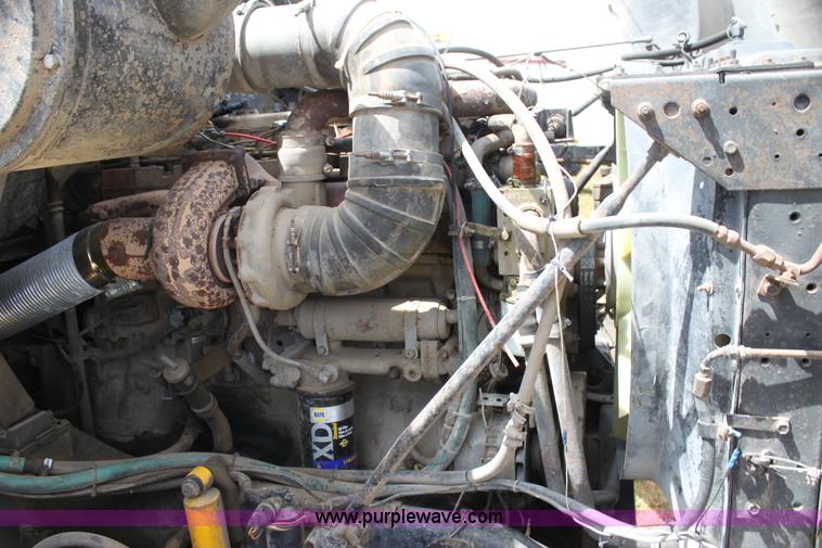 image for item H7367 1988 Volvo White WIA semi truck