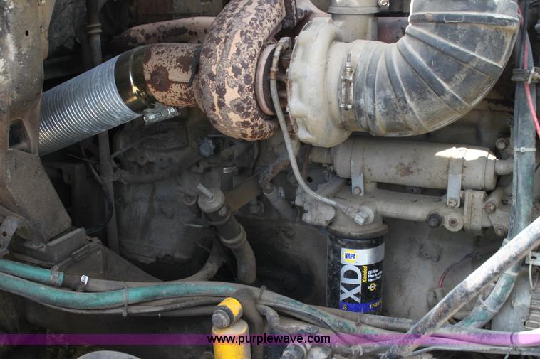 image for item H7367 1988 Volvo White WIA semi truck