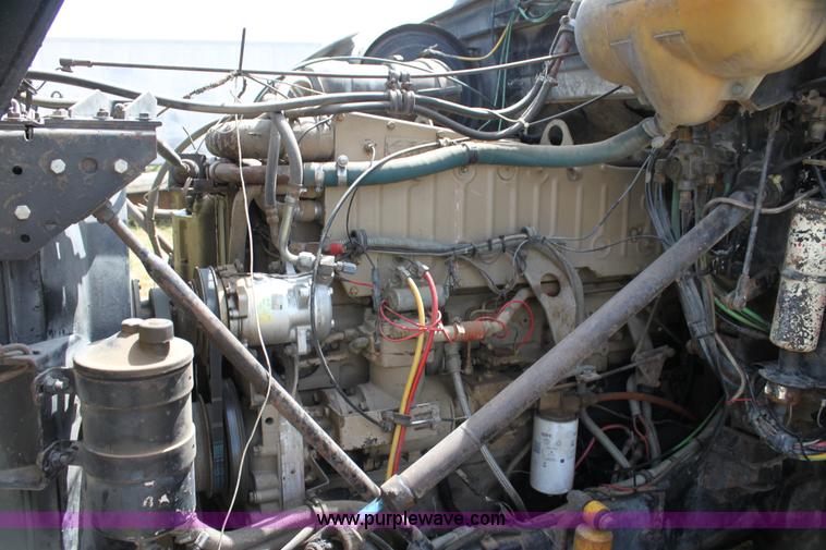 image for item H7367 1988 Volvo White WIA semi truck