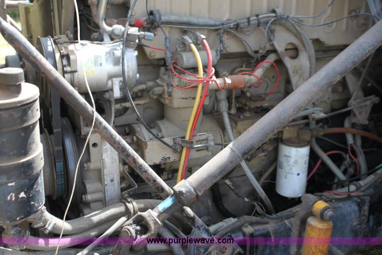 image for item H7367 1988 Volvo White WIA semi truck