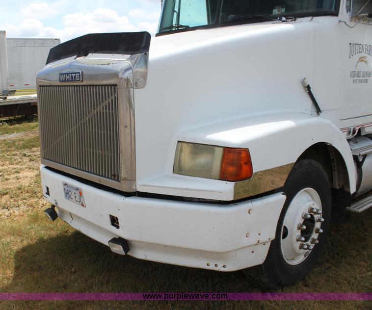 image for item H7367 1988 Volvo White WIA semi truck