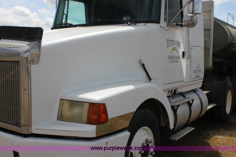 image for item H7367 1988 Volvo White WIA semi truck