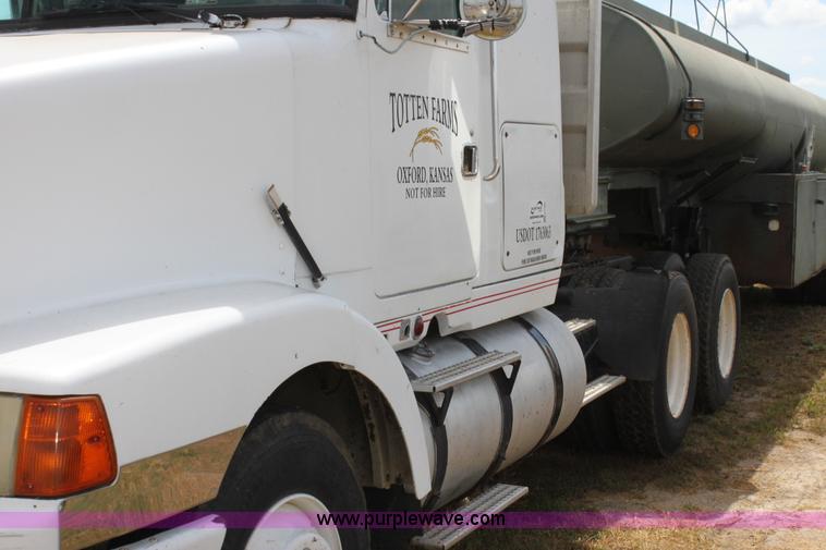 image for item H7367 1988 Volvo White WIA semi truck