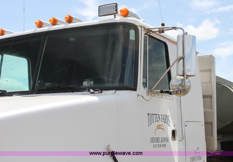 image for item H7367 1988 Volvo White WIA semi truck