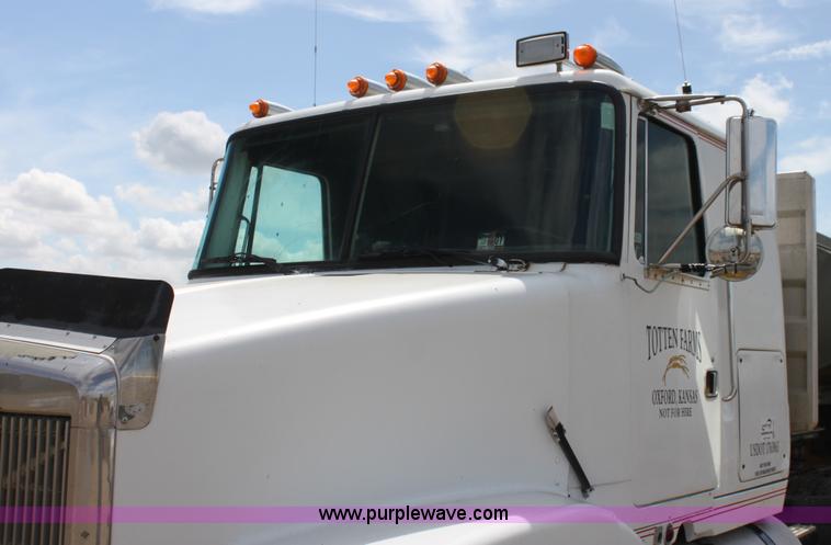 image for item H7367 1988 Volvo White WIA semi truck