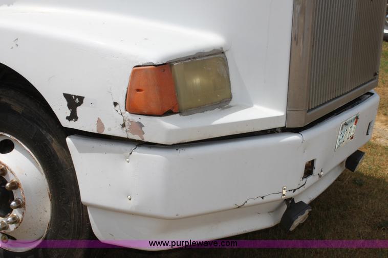 image for item H7367 1988 Volvo White WIA semi truck