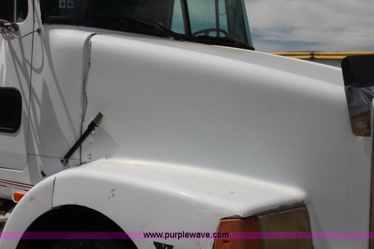 image for item H7367 1988 Volvo White WIA semi truck