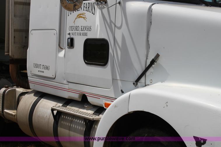 image for item H7367 1988 Volvo White WIA semi truck