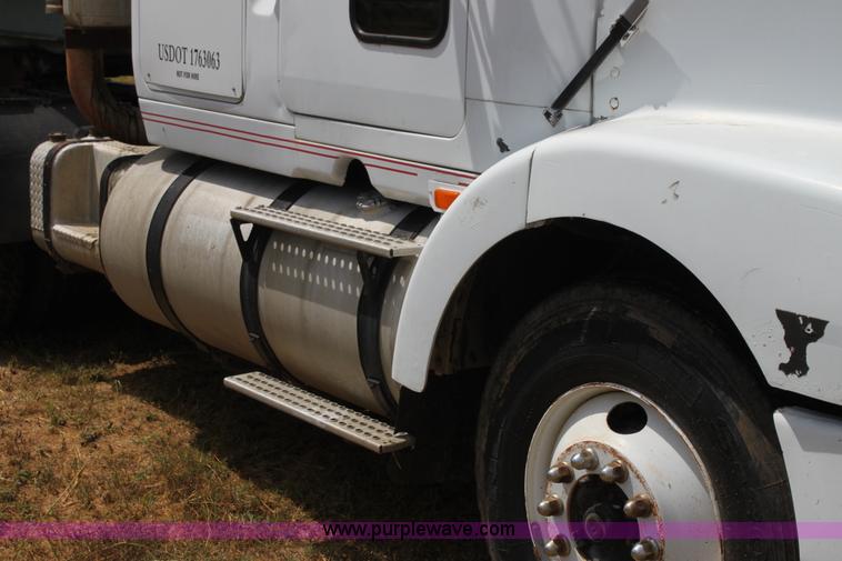 image for item H7367 1988 Volvo White WIA semi truck